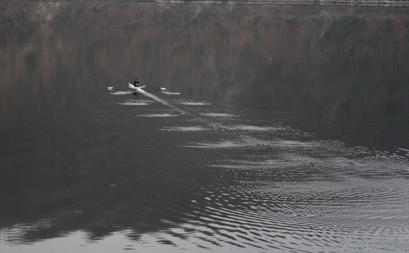 W46) kánoista na přehradě